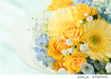 黄色いバラとガーベラのブーケ　花束の写真素材 87809302