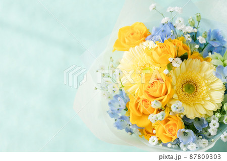 黄色いバラとガーベラのブーケ 花束の写真素材 黄色いバラとガーベラのブーケ 花束の写真素材 87809303