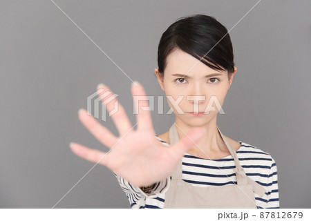 手を出して制止するエプロンの女性 手を出して制止するエプロンの女性 87812679
