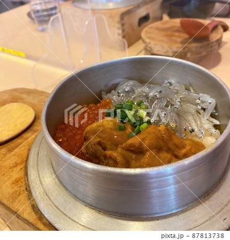 生しらすとウニといくらの海鮮丼 生しらすとウニといくらの海鮮丼 87813738