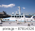 青空と白い雲を背景に横浜税関の監視艇みょうこう 87814326