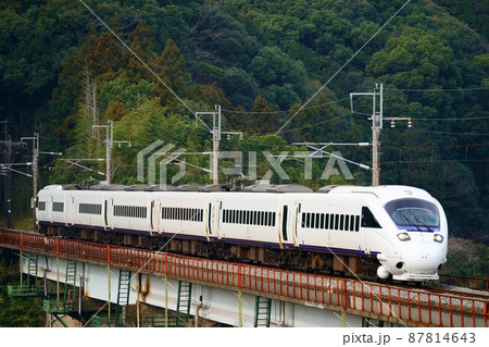 肥前古賀のコンクリート橋りょうを渡る885系・白いかもめ 87814643