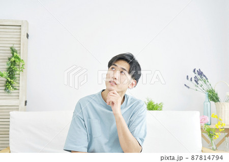 男性 考える リビング 男性 考える リビング 87814794