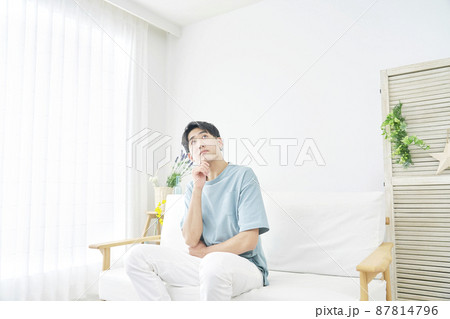男性 考える リビング 男性 考える リビング 87814796