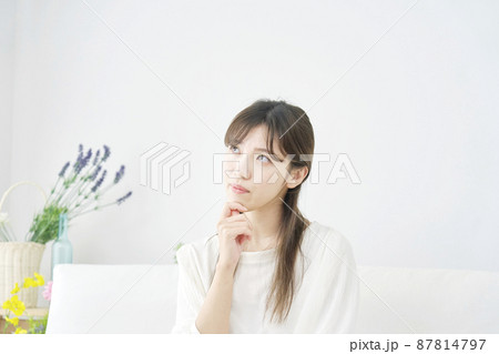 女性 考える リビング 女性 考える リビング 87814797
