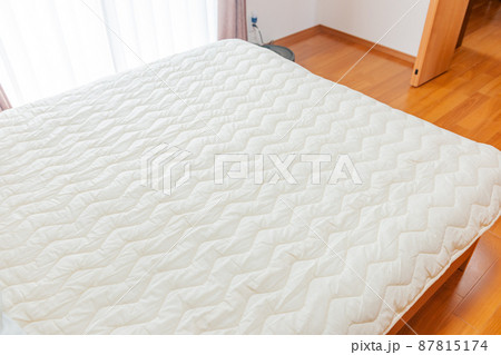 ベッドメイキングと日頃のお手入れ 87815174