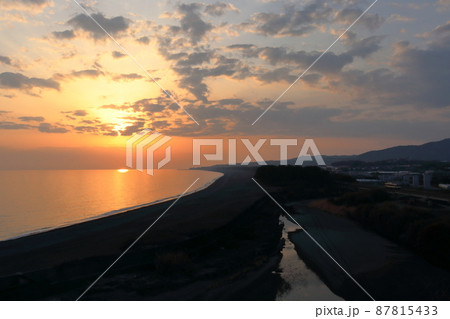 赤野休憩所から琴ヶ浜を眺める 夕焼け (高知県 安芸市) 赤野休憩所から琴ヶ浜を眺める 夕焼け (高知県 安芸市) 87815433