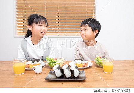 自宅で朝食を食べるアジア人の家族 87815881