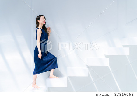 階段を上のぼる若い女性　 87816068