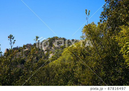 登山道から望む立石山山頂1　岡山県笠岡市白石島 87816497