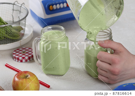 preparation of a detox drink from spinach and apples. 87816614