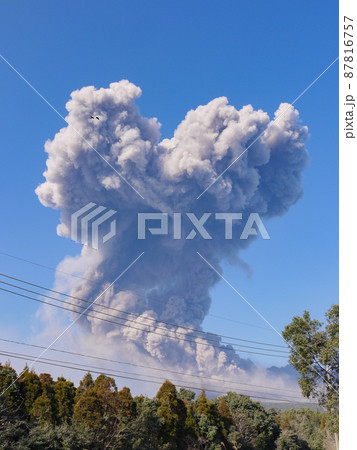 鹿児島・桜島黒神より見る桜島の大噴火 87816757