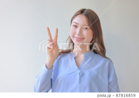 2つ目のポイントのポーズの女性1 87816859