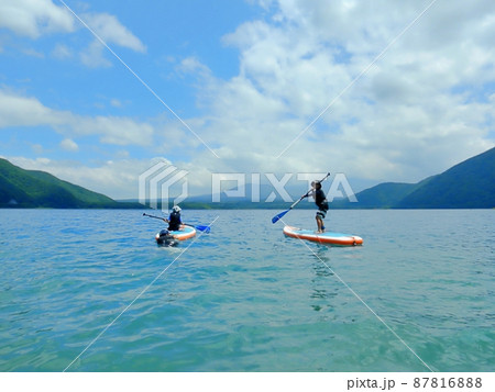 SUPを楽しむ子どもたち　本栖湖 87816888