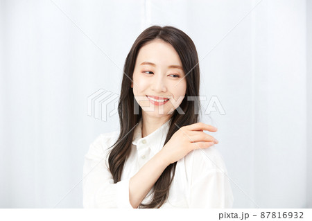 爽やかでキレイな女性　 87816932