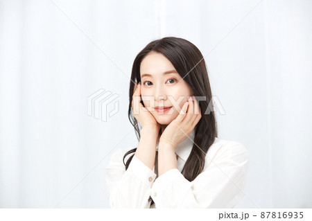 爽やかでキレイな女性 爽やかでキレイな女性 87816935