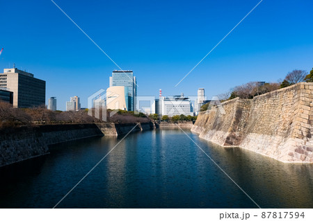 大阪市 大阪城公園のお濠とビル群 87817594