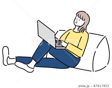 クッションに寄りかかりながらノートパソコンで仕事をしている女性のイラスト素材 87817852