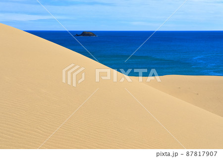 【鳥取県】晴天下の鳥取砂丘 87817907
