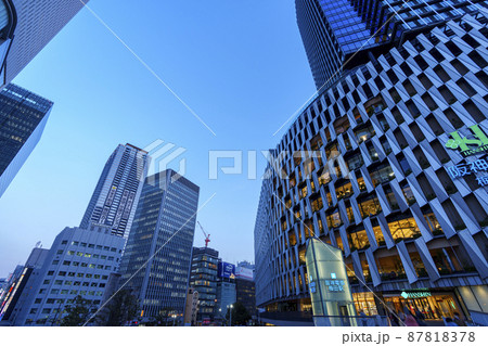 阪神百貨店の美しい外観　大阪・梅田都市風景　日没後 87818378