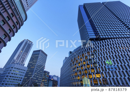 阪神百貨店の美しい外観　大阪・梅田都市風景　日没後 87818379