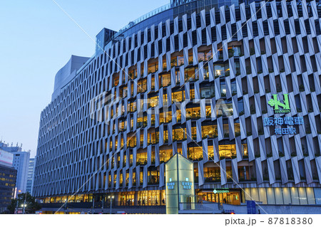 阪神百貨店の美しい外観 大阪・梅田 日没後 阪神百貨店の美しい外観 大阪・梅田 日没後 87818380