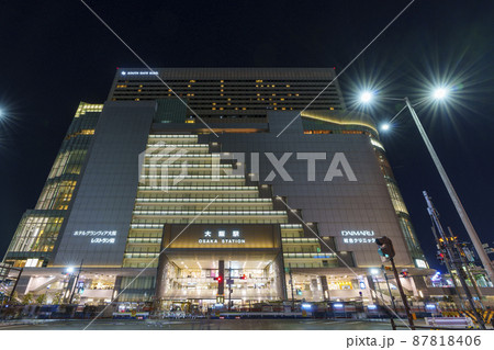 大阪ステーションシティの夜景　JR大阪駅ビル　中央南口　正面 87818406