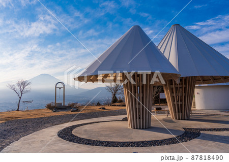 (静岡県)小山町 装い新たになった、誓いの丘公園から、富士山を望む 夕景 (静岡県)小山町 装い新たになった、誓いの丘公園から、富士山を望む 夕景 87818490