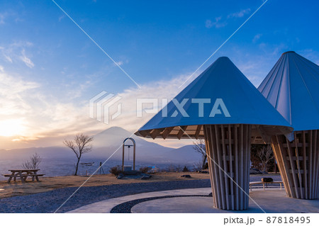 (静岡県)小山町 装い新たになった、誓いの丘公園から、富士山を望む 夕景 (静岡県)小山町 装い新たになった、誓いの丘公園から、富士山を望む 夕景 87818495