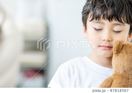 子供 男の子 クマのぬいぐるみ 87818567