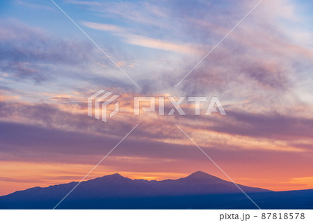 (静岡県)誓いの丘公園から、夕焼けの愛鷹山を望む (静岡県)誓いの丘公園から、夕焼けの愛鷹山を望む 87818578