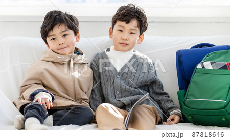 男の子 兄弟 リビングルーム 87818646