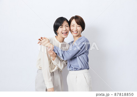 2人の美しい私服の女性 2人の美しい私服の女性 87818850