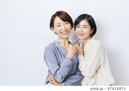 2人の美しい私服の女性 87818853