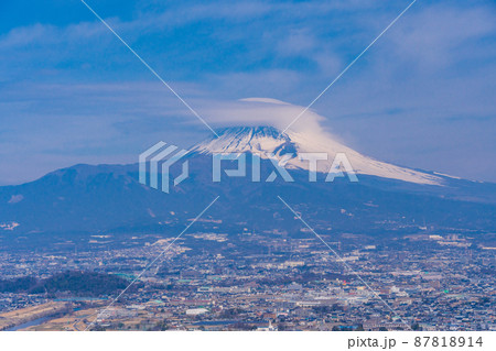 (静岡県)伊豆から眺める、笠雲を被った富士山 (静岡県)伊豆から眺める、笠雲を被った富士山 87818914