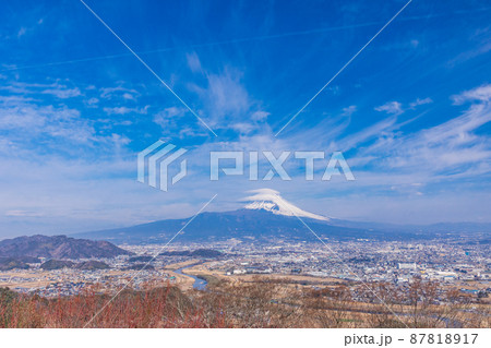 （静岡県）伊豆から眺める、笠雲を被った富士山 87818917