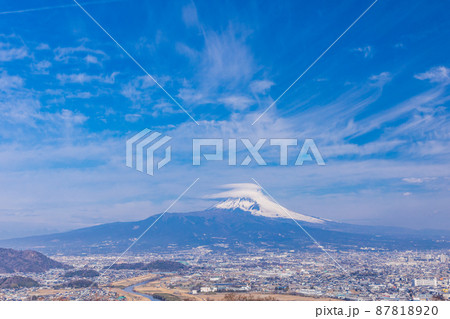(静岡県)伊豆から眺める、笠雲を被った富士山 (静岡県)伊豆から眺める、笠雲を被った富士山 87818920