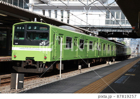 放出駅に停車中の国鉄201系電車 87819257