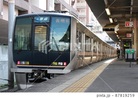 放出駅を出発する「JR西日本207系電車」 87819259