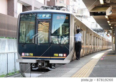 放出駅を出発する「JR西日本207系電車」 87819260