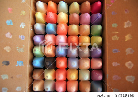 48 Colored crayons in a paper box with all the tips on the top 48 Colored crayons in a paper box with all the tips on the top 87819269