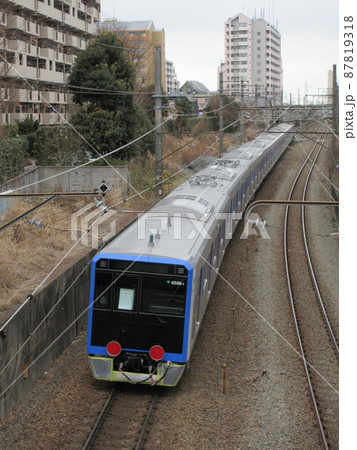 西国分寺駅付近を甲種輸送される都営三田線6500形 87819318