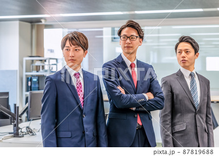 フリーアドレスオフィスで仕事をする男性 87819688