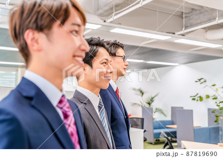 フリーアドレスオフィスで仕事をする男性 87819690