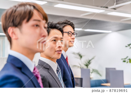 フリーアドレスオフィスで仕事をする男性 87819691