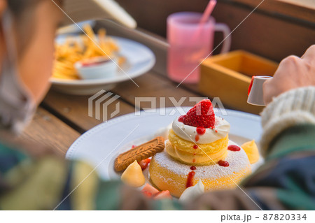 パンケーキを食べる子供 パンケーキを食べる子供 87820334