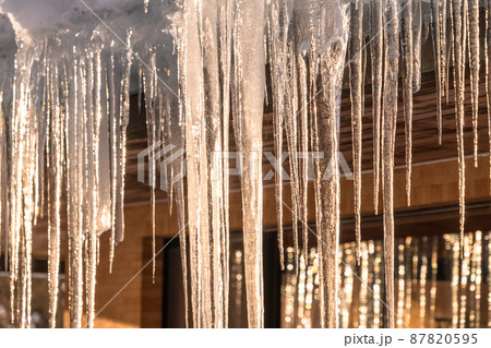 大きな氷柱・雪国の風景 大きな氷柱・雪国の風景 87820595