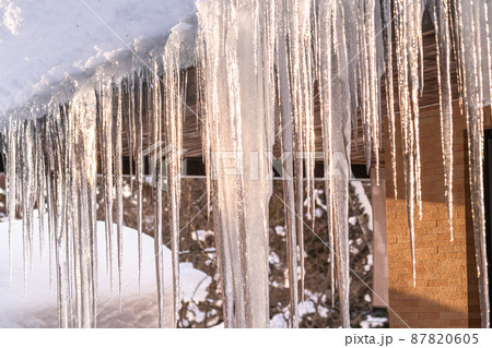 大きな氷柱・雪国の風景 87820605