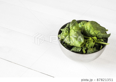 green tasty spinach leaves 87821351