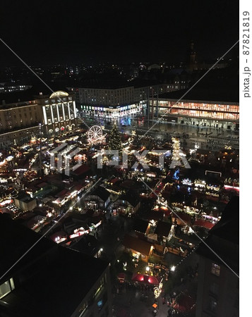 夜間上空から眺めるドイツ最古のドレスデンのクリスマスマーケット 87821819
